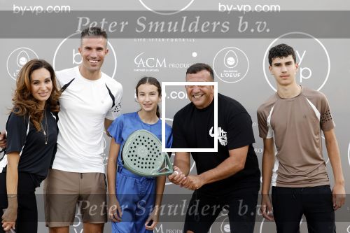 Capelle aan de IJssel 7 september 2022
Presentatie kleinglijn voor Padel van Robin van Persie en zijn vrouw Bouchra v Persie. Robin met zijn vrouw Bouchra zoon Shaqueel Dina Layla en Najib Amhali