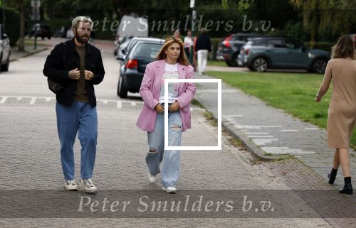 Loenen aan de Vecht 15 september 2022
Roxeanne Hazes gaat voorleen op basisschool Ludgerus in Loenen waar ze zelf vroegr op heeft gezeten . Haar vriend Erik Swennes is er ook bij.