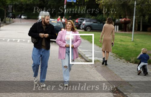 Loenen aan de Vecht 15 september 2022
Roxeanne Hazes gaat voorleen op basisschool Ludgerus in Loenen waar ze zelf vroegr op heeft gezeten . Haar vriend Erik Swennes is er ook bij.