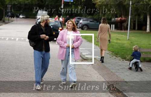 Loenen aan de Vecht 15 september 2022
Roxeanne Hazes gaat voorleen op basisschool Ludgerus in Loenen waar ze zelf vroegr op heeft gezeten . Haar vriend Erik Swennes is er ook bij.