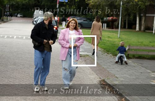 Loenen aan de Vecht 15 september 2022
Roxeanne Hazes gaat voorleen op basisschool Ludgerus in Loenen waar ze zelf vroegr op heeft gezeten . Haar vriend Erik Swennes is er ook bij.