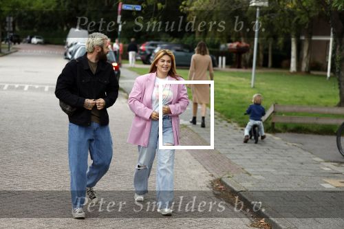 Loenen aan de Vecht 15 september 2022
Roxeanne Hazes gaat voorleen op basisschool Ludgerus in Loenen waar ze zelf vroegr op heeft gezeten . Haar vriend Erik Swennes is er ook bij.