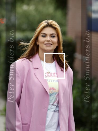 Loenen aan de Vecht 15 september 2022
Roxeanne Hazes gaat voorleen op basisschool Ludgerus in Loenen waar ze zelf vroegr op heeft gezeten . Haar vriend Erik Swennes is er ook bij.