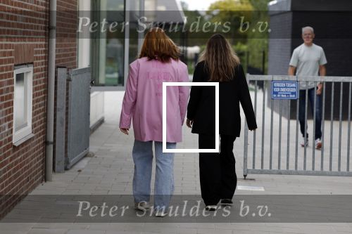 Loenen aan de Vecht 15 september 2022
Roxeanne Hazes gaat voorleen op basisschool Ludgerus in Loenen waar ze zelf vroegr op heeft gezeten . Haar vriend Erik Swennes is er ook bij.