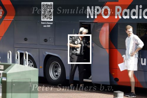 Blaricum 7 september 2022
Ruud de Wild en Gijs Staverman toeren met deRadio2 collectebus door nederland om geld op te halen voor het KWF. in Blaricum gingen ze bij ijssalon de HOOP langs.
