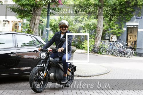 Amsterdam 1 augustus 2022
Ruud Gullit op zijn electrische Brekr scooter in Amsterdam zuid.