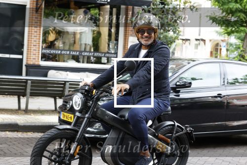Amsterdam 1 augustus 2022
Ruud Gullit op zijn electrische Brekr scooter in Amsterdam zuid.