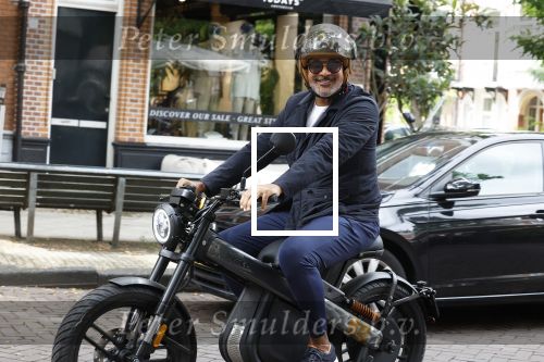 Amsterdam 1 augustus 2022
Ruud Gullit op zijn electrische Brekr scooter in Amsterdam zuid.