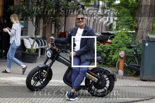 Amsterdam 1 augustus 2022
Ruud Gullit op zijn electrische Brekr scooter in Amsterdam zuid.