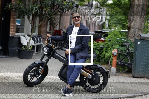 Amsterdam 1 augustus 2022
Ruud Gullit op zijn electrische Brekr scooter in Amsterdam zuid.