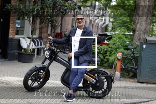 Amsterdam 1 augustus 2022
Ruud Gullit op zijn electrische Brekr scooter in Amsterdam zuid.