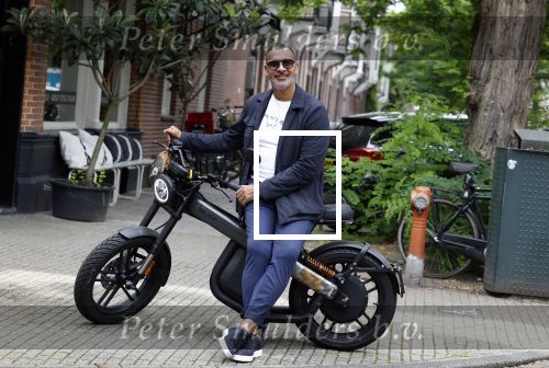 Amsterdam 1 augustus 2022
Ruud Gullit op zijn electrische Brekr scooter in Amsterdam zuid.