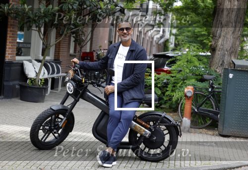 Amsterdam 1 augustus 2022
Ruud Gullit op zijn electrische Brekr scooter in Amsterdam zuid.