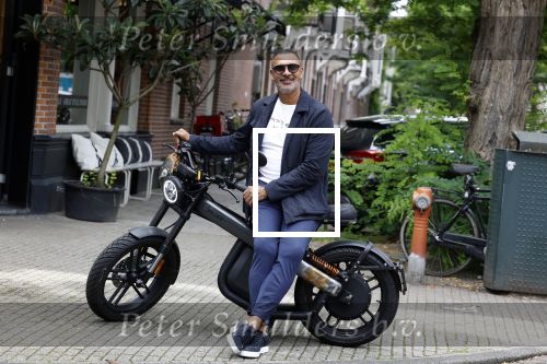 Amsterdam 1 augustus 2022
Ruud Gullit op zijn electrische Brekr scooter in Amsterdam zuid.