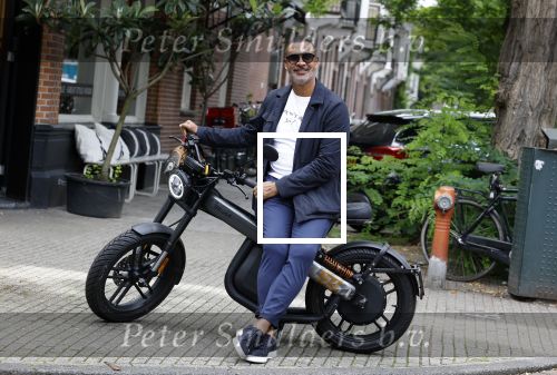 Amsterdam 1 augustus 2022
Ruud Gullit op zijn electrische Brekr scooter in Amsterdam zuid.