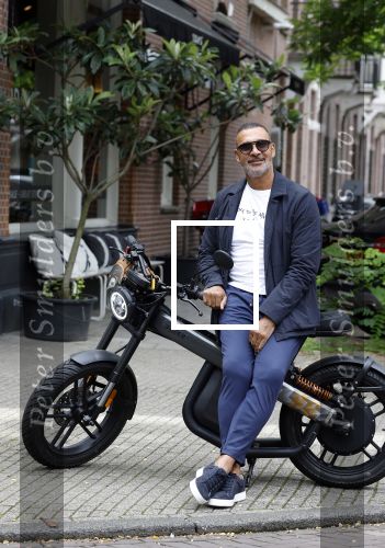 Amsterdam 1 augustus 2022
Ruud Gullit op zijn electrische Brekr scooter in Amsterdam zuid.