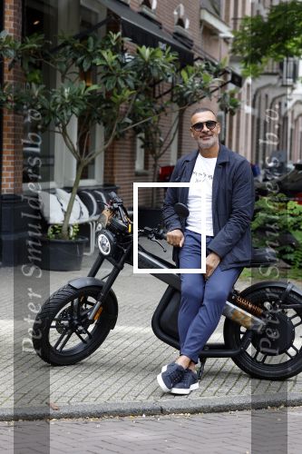 Amsterdam 1 augustus 2022
Ruud Gullit op zijn electrische Brekr scooter in Amsterdam zuid.