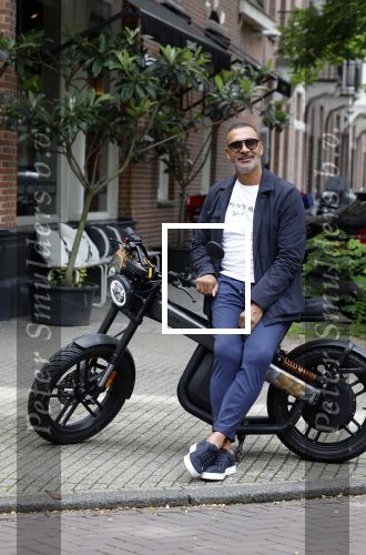 Amsterdam 1 augustus 2022
Ruud Gullit op zijn electrische Brekr scooter in Amsterdam zuid.