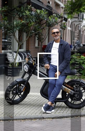Amsterdam 1 augustus 2022
Ruud Gullit op zijn electrische Brekr scooter in Amsterdam zuid.