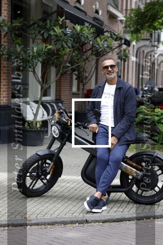 Amsterdam 1 augustus 2022
Ruud Gullit op zijn electrische Brekr scooter in Amsterdam zuid.
