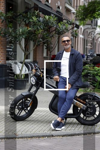 Amsterdam 1 augustus 2022
Ruud Gullit op zijn electrische Brekr scooter in Amsterdam zuid.