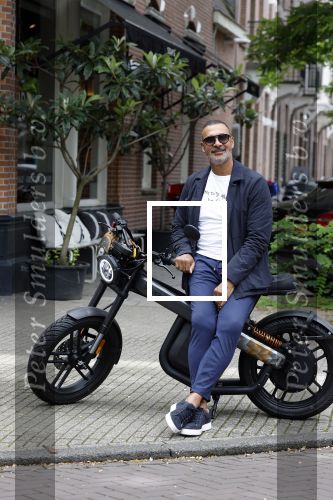 Amsterdam 1 augustus 2022
Ruud Gullit op zijn electrische Brekr scooter in Amsterdam zuid.