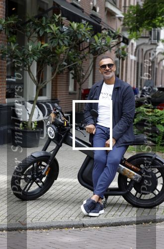 Amsterdam 1 augustus 2022
Ruud Gullit op zijn electrische Brekr scooter in Amsterdam zuid.