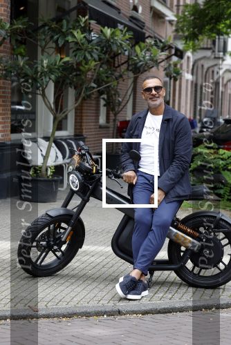 Amsterdam 1 augustus 2022
Ruud Gullit op zijn electrische Brekr scooter in Amsterdam zuid.