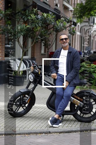Amsterdam 1 augustus 2022
Ruud Gullit op zijn electrische Brekr scooter in Amsterdam zuid.