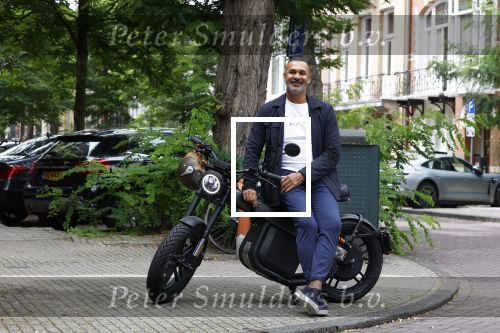 Amsterdam 1 augustus 2022
Ruud Gullit op zijn electrische Brekr scooter in Amsterdam zuid.