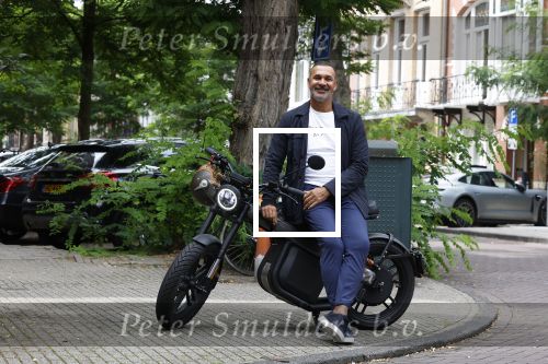 Amsterdam 1 augustus 2022
Ruud Gullit op zijn electrische Brekr scooter in Amsterdam zuid.