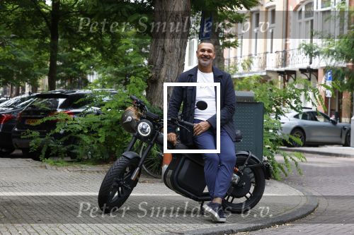 Amsterdam 1 augustus 2022
Ruud Gullit op zijn electrische Brekr scooter in Amsterdam zuid.