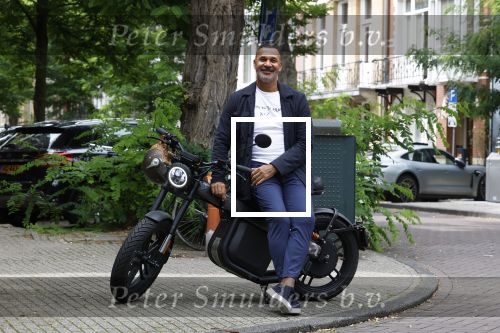 Amsterdam 1 augustus 2022
Ruud Gullit op zijn electrische Brekr scooter in Amsterdam zuid.