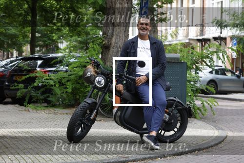 Amsterdam 1 augustus 2022
Ruud Gullit op zijn electrische Brekr scooter in Amsterdam zuid.