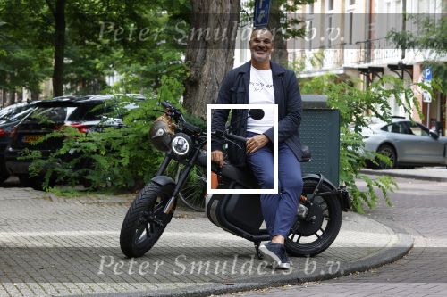 Amsterdam 1 augustus 2022
Ruud Gullit op zijn electrische Brekr scooter in Amsterdam zuid.