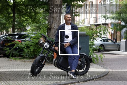 Amsterdam 1 augustus 2022
Ruud Gullit op zijn electrische Brekr scooter in Amsterdam zuid.