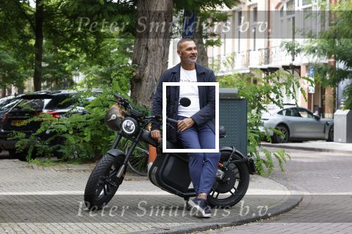 Amsterdam 1 augustus 2022
Ruud Gullit op zijn electrische Brekr scooter in Amsterdam zuid.