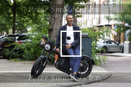 Amsterdam 1 augustus 2022
Ruud Gullit op zijn electrische Brekr scooter in Amsterdam zuid.