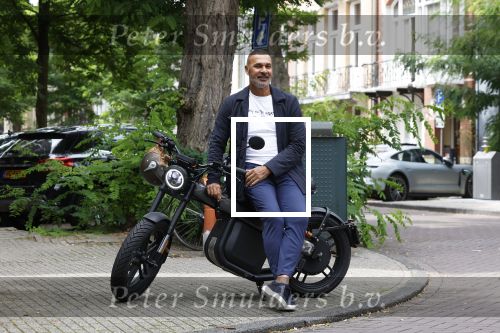 Amsterdam 1 augustus 2022
Ruud Gullit op zijn electrische Brekr scooter in Amsterdam zuid.