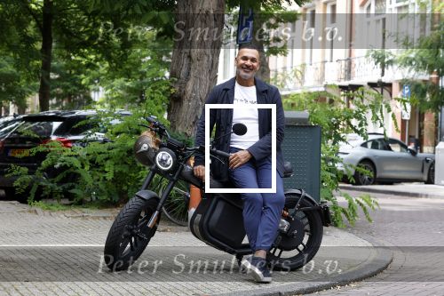 Amsterdam 1 augustus 2022
Ruud Gullit op zijn electrische Brekr scooter in Amsterdam zuid.