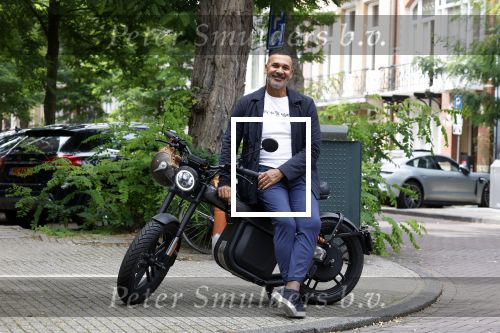 Amsterdam 1 augustus 2022
Ruud Gullit op zijn electrische Brekr scooter in Amsterdam zuid.
