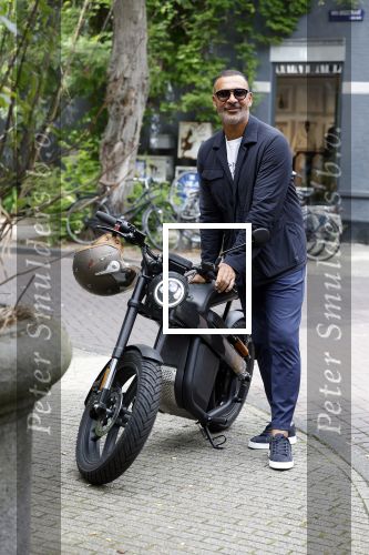 Amsterdam 1 augustus 2022
Ruud Gullit op zijn electrische Brekr scooter in Amsterdam zuid.