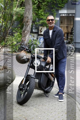 Amsterdam 1 augustus 2022
Ruud Gullit op zijn electrische Brekr scooter in Amsterdam zuid.