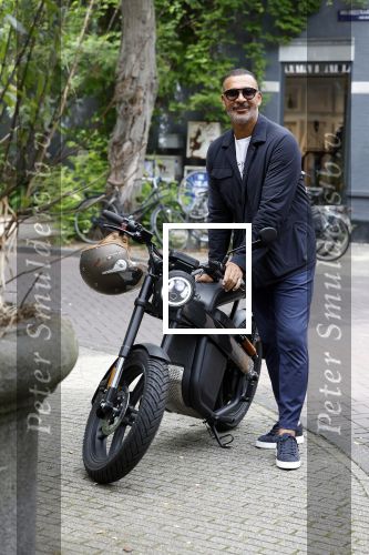 Amsterdam 1 augustus 2022
Ruud Gullit op zijn electrische Brekr scooter in Amsterdam zuid.