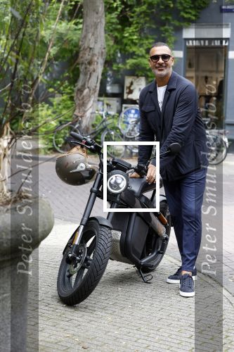 Amsterdam 1 augustus 2022
Ruud Gullit op zijn electrische Brekr scooter in Amsterdam zuid.