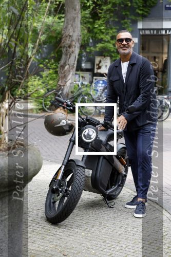 Amsterdam 1 augustus 2022
Ruud Gullit op zijn electrische Brekr scooter in Amsterdam zuid.