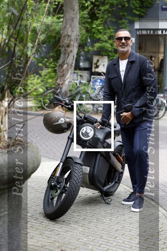 Amsterdam 1 augustus 2022
Ruud Gullit op zijn electrische Brekr scooter in Amsterdam zuid.