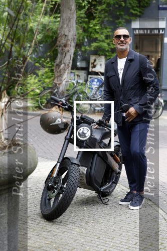 Amsterdam 1 augustus 2022
Ruud Gullit op zijn electrische Brekr scooter in Amsterdam zuid.