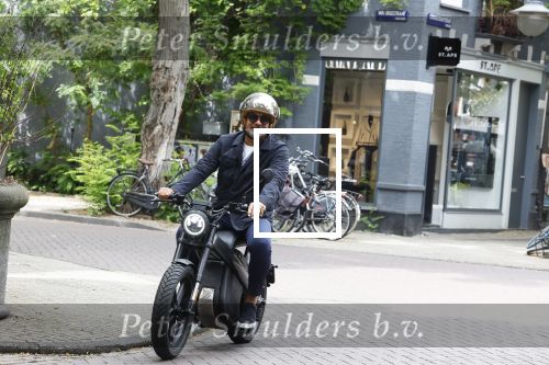 Amsterdam 1 augustus 2022
Ruud Gullit op zijn electrische Brekr scooter in Amsterdam zuid.