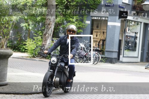 Amsterdam 1 augustus 2022
Ruud Gullit op zijn electrische Brekr scooter in Amsterdam zuid.